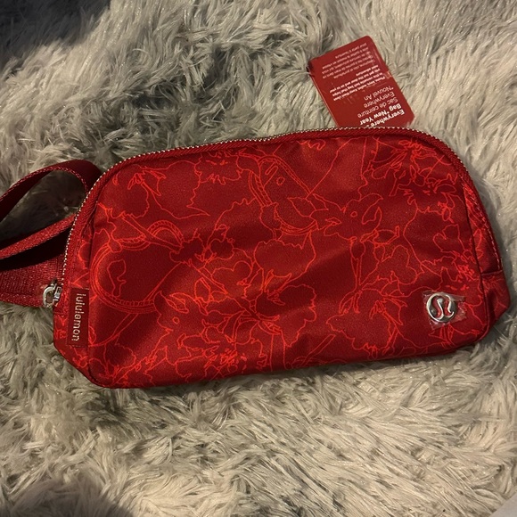 lululemon athletica everywhere belt Bag *new year - Picture 1 of 6